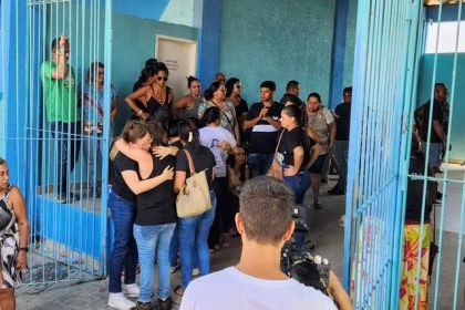 Corpos de família assassinada em Niterói são enterrados sob forte comoção de parentes e amigos