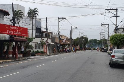 Moradores fecham rua Raul Escobar após quase 24h sem energia