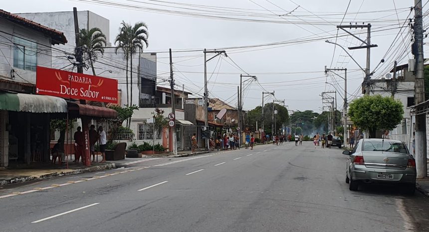 Moradores fecham rua Raul Escobar após quase 24h sem energia