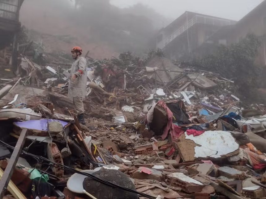 Após enchentes e deslizamentos, chuva deixa 12 mortos no Rio de Janeiro