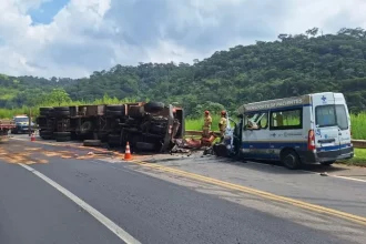 Motorista de van da Prefeitura de Santo Antônio de Pádua morre após colisão com carreta