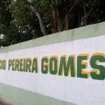 Mulher, alvo de homem que invadiu escola na Baixada Campista, é afastada do cargo