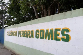 Mulher, alvo de homem que invadiu escola na Baixada Campista, é afastada do cargo