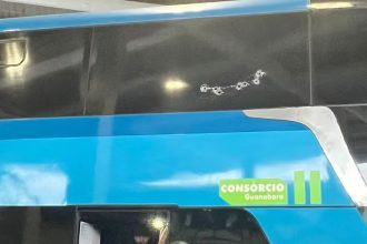 Sequestrador fugindo de traficantes, passageiro confundido com policial e vítima em estado grave: veja o que se sabe de ataque em ônibus no Rio