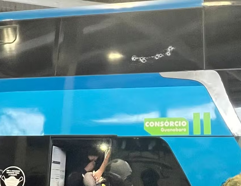 Sequestrador fugindo de traficantes, passageiro confundido com policial e vítima em estado grave: veja o que se sabe de ataque em ônibus no Rio