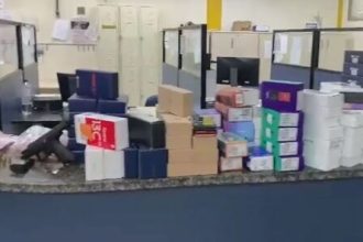 PM é preso por furtar celulares e chocolates em loja no Rio