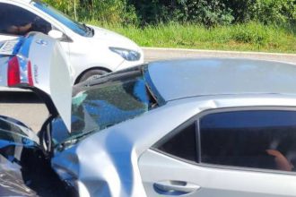 Homem morre após ficar esmagado entre dois veículos em grave acidente, em Macaé