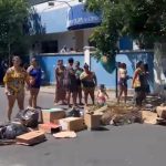 Mães protestam contra a falta de entrega de leite em frente a Secretaria de Saúde de Campos