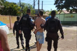 Homem é preso após invadir escola com faca a procura de ex-companheira, na Baixada Campista