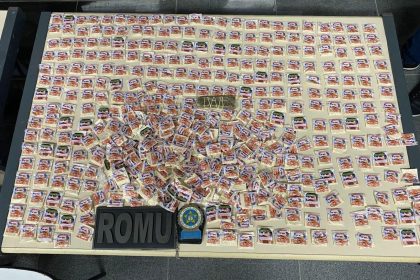 Três pessoas são presas com papelotes de cocaína com foto de Pablo Escobar em Carapebus