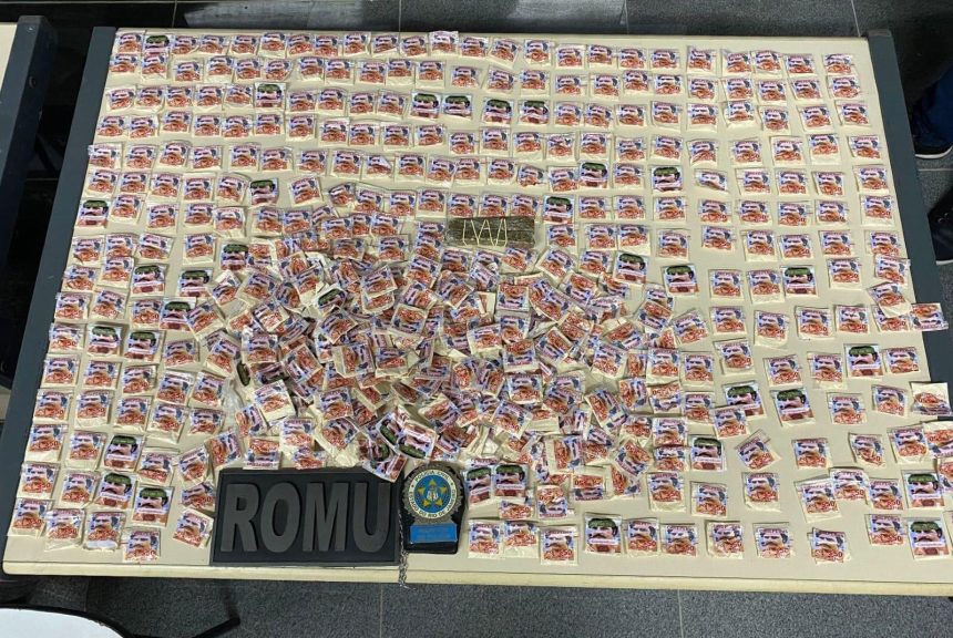 Três pessoas são presas com papelotes de cocaína com foto de Pablo Escobar em Carapebus