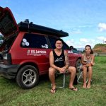 Casal que viaja pelo Brasil em Fiat Uno passou por Campos/RJ antes de chegar a Vitória/ES