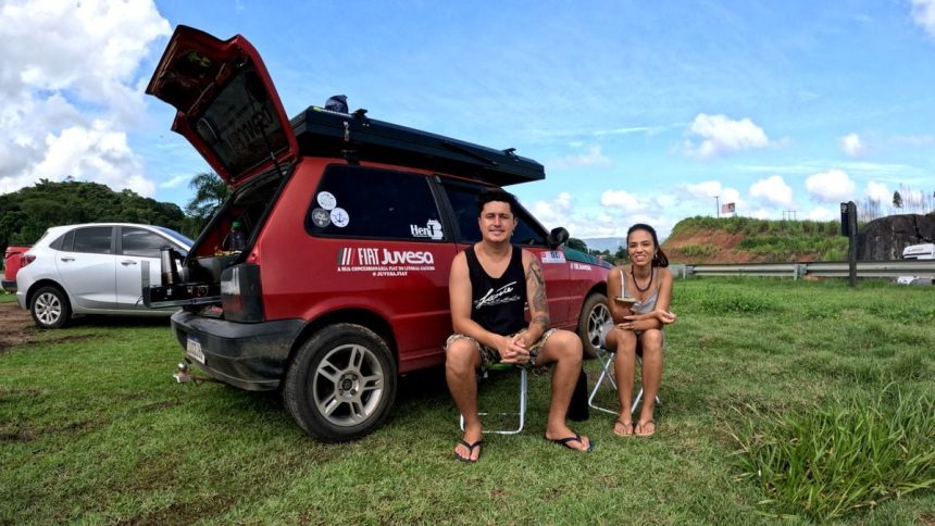 Casal que viaja pelo Brasil em Fiat Uno passou por Campos/RJ antes de chegar a Vitória/ES