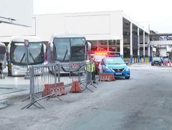 Sequestrador se entrega após quase 3 horas mantendo passageiros reféns em ônibus na Rodoviária do Rio
