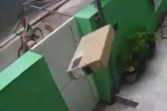 Consumidor que teve TV arremessada por cima de portão, no Rio, recebe novo aparelho
