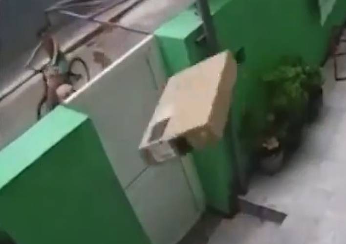 Consumidor que teve TV arremessada por cima de portão, no Rio, recebe novo aparelho