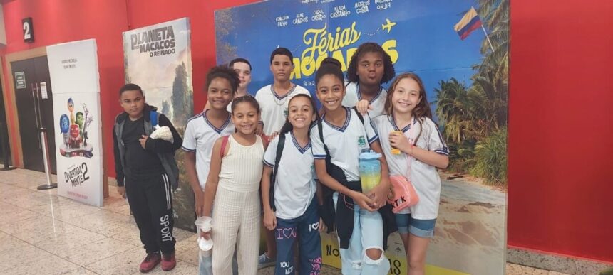 Em Quissamã, sábado letivo leva 90 alunos da Escola Carlos Roberto Filippino ao cinema