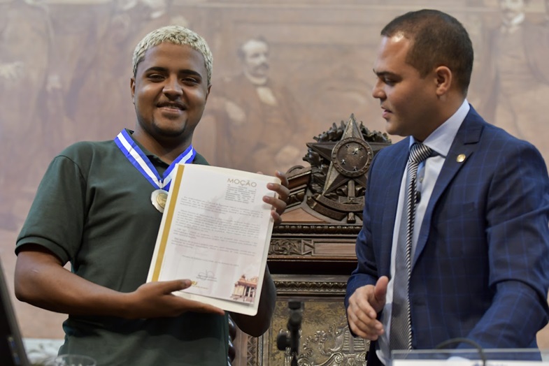Alerj entrega Medalha Tiradentes ao “Herói da Baixada” que salvou família de enchente em Nova Iguaçu