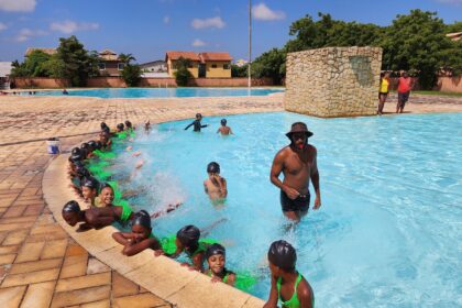 Quissamã investe em aulas de natação para alunos de Escola localizada em comunidade Quilombola