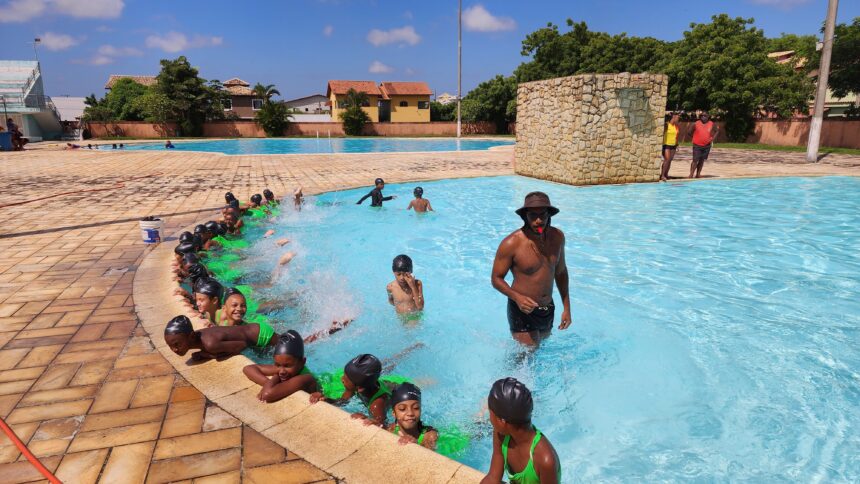 Quissamã investe em aulas de natação para alunos de Escola localizada em comunidade Quilombola