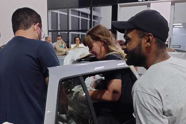 Emoção em Campos: mulher surpreende equipe de plantão e dá à luz no pátio do HGG