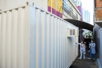Primeiro contêiner é instalado no Centro de Referência da Dengue, em Campos; pacientes começam a ser atendidos