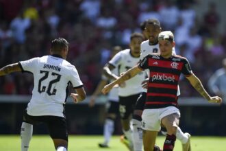 Botafogo vence Flamengo no Maracanã por 2 a 0