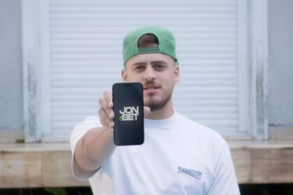 Com um faturamento de 100 milhões por ano, o macaense Jon Vlogs lança sua plataforma de apostas, a JonBet 