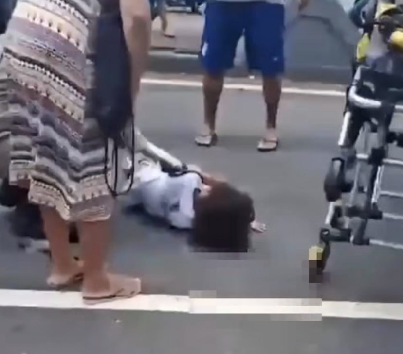 Criança atropelada na frente de escola em Campos teve traumatismo no crânio