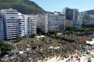 Ato de Bolsonaro no Rio leva mais de 40 mil pessoas às ruas