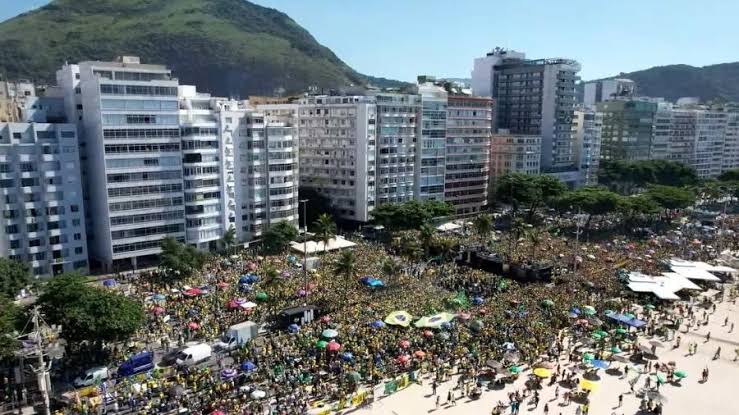 Ato de Bolsonaro no Rio leva mais de 40 mil pessoas às ruas