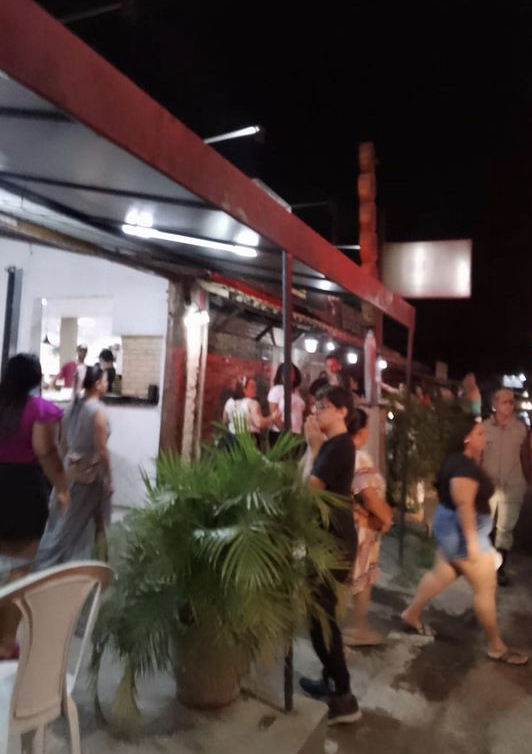 Funcionário fica em estado grave após acidente com produto inflamável dentro de restaurante, em Campos