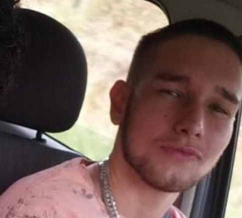 Jovem é assassinado dentro da própria casa, em Itaperuna
