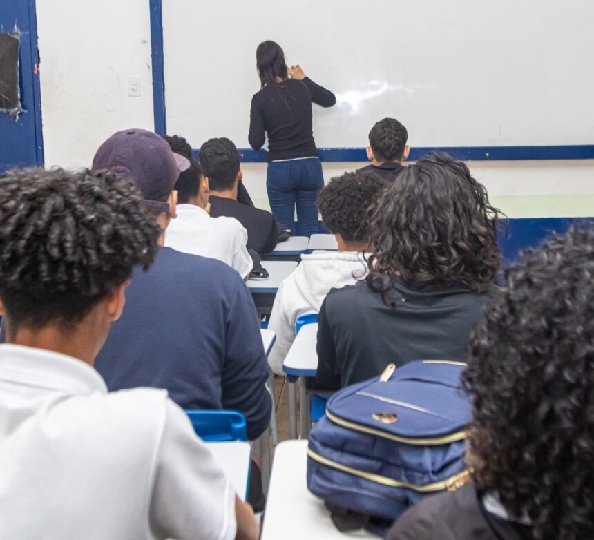 Cláudio Castro nomeia professores aprovados nos concursos de 2013 e 2014 