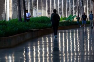 Professores de universidades e institutos federais entram em greve