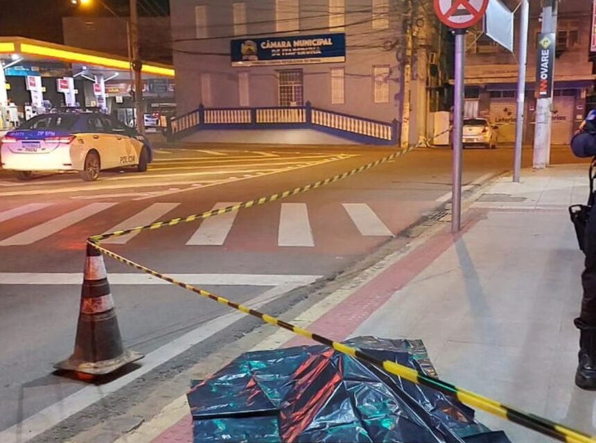 Homem é morto a tiros em frente a Câmara de Vereadores de Itaperuna