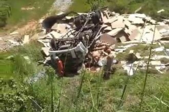Duas pessoas morrem após caminhão capotar na RJ-116, entre Pádua e Miracema