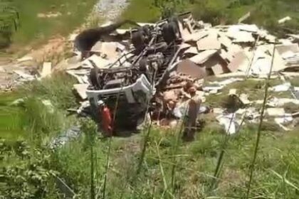 Duas pessoas morrem após caminhão capotar na RJ-116, entre Pádua e Miracema