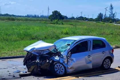 Grave acidente entre carro e caminhão, em São João da Barra, deixa feridos