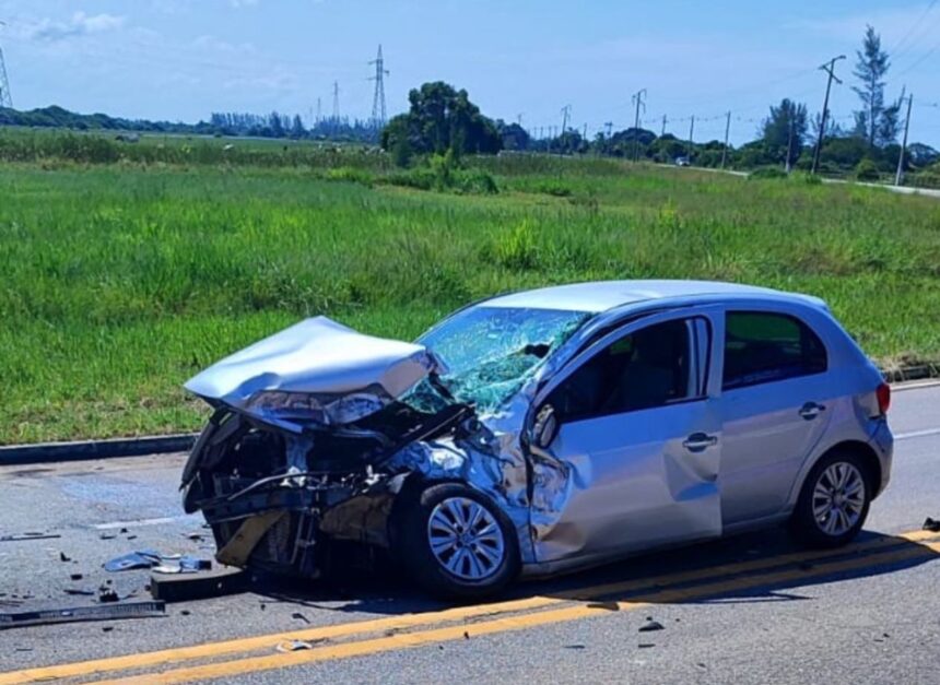 Grave acidente entre carro e caminhão, em São João da Barra, deixa feridos