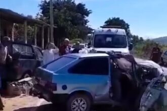 Mulher morre após grave acidente entre carro e caminhonete, em Campos
