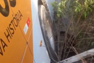 Ônibus cai em buraco de ponte na estrada da Tapera, em Campos; moradores alegam falta de reparos da Prefeitura: “Ninguém faz nada”