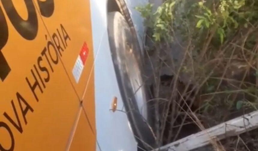 Ônibus cai em buraco de ponte na estrada da Tapera, em Campos; moradores alegam falta de reparos da Prefeitura: “Ninguém faz nada”