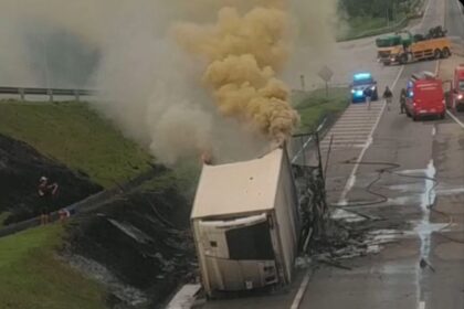 Imagens impressionantes mostram momento em que carreta pegou fogo na BR-101, em Macaé; motorista saiu ileso