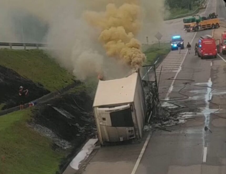 Imagens impressionantes mostram momento em que carreta pegou fogo na BR-101, em Macaé; motorista saiu ileso