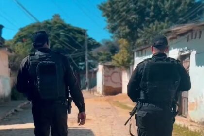 Operação da PM conta com quatro prisões, além de arma e drogas apreendidas, no Norte Fluminense
