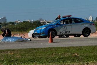 Ciclista é morto a tiros quando passava pela Linha Azul, em Macaé