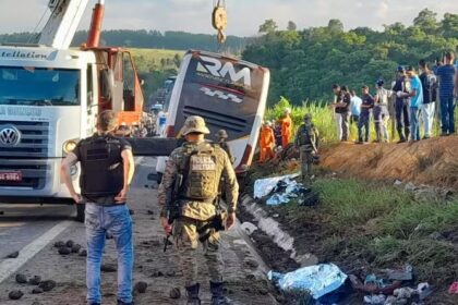 Vítimas que morreram após ônibus de turismo do Rio de Janeiro tombar na Bahia são identificadas