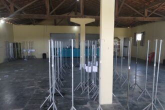 Torneio de pássaros é interrompido e 12 aves são resgatadas de cativeiro em São João da Barra