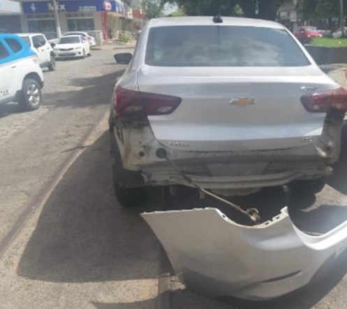 Motorista é preso por embriaguez ao volante após colidir em outros três carros